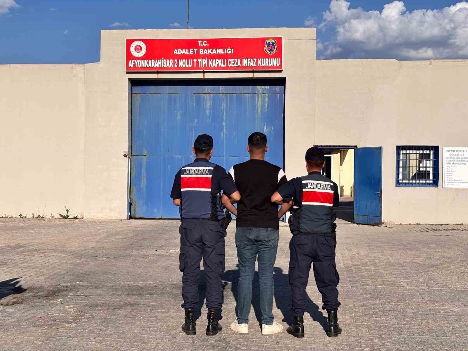 Jandarma çeşitli suçlardan aranan 35 kişiyi yakaladı