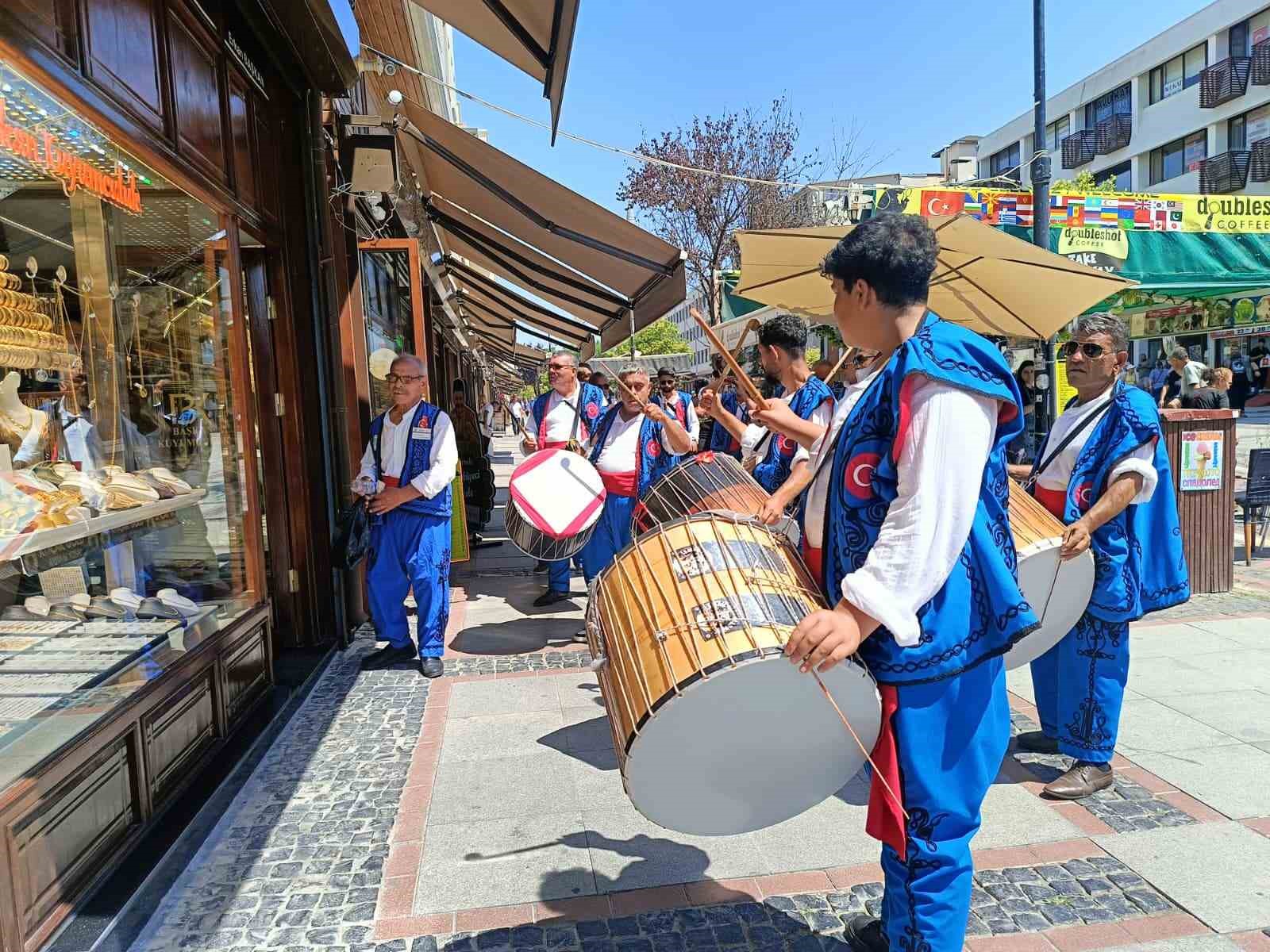 Edirne’de davul-zurna ekibinden esnafa Kırkpınar daveti