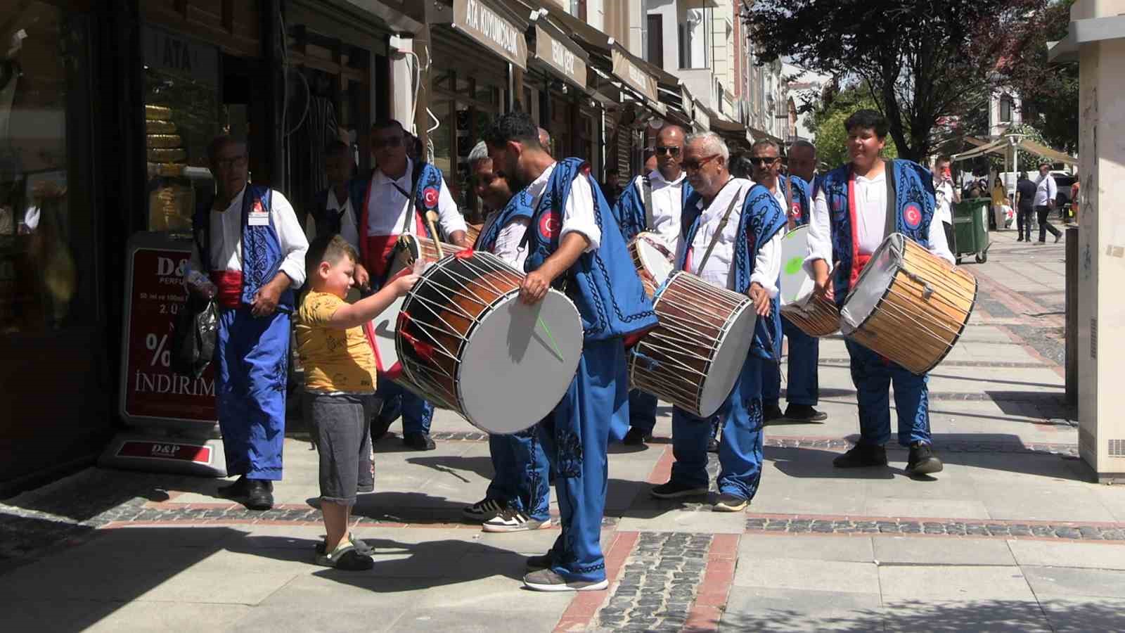 Edirne’de davul-zurna ekibinden esnafa Kırkpınar daveti