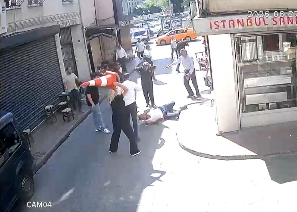 Beyoğlu’nda sarkıntılık iddiası kanlı bitti: Tekme, tokat ve dubayla dövülen şahıs bıçaklandı