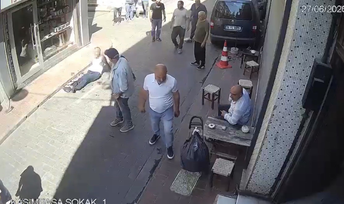 Beyoğlu’nda sarkıntılık iddiası kanlı bitti: Tekme, tokat ve dubayla dövülen şahıs bıçaklandı