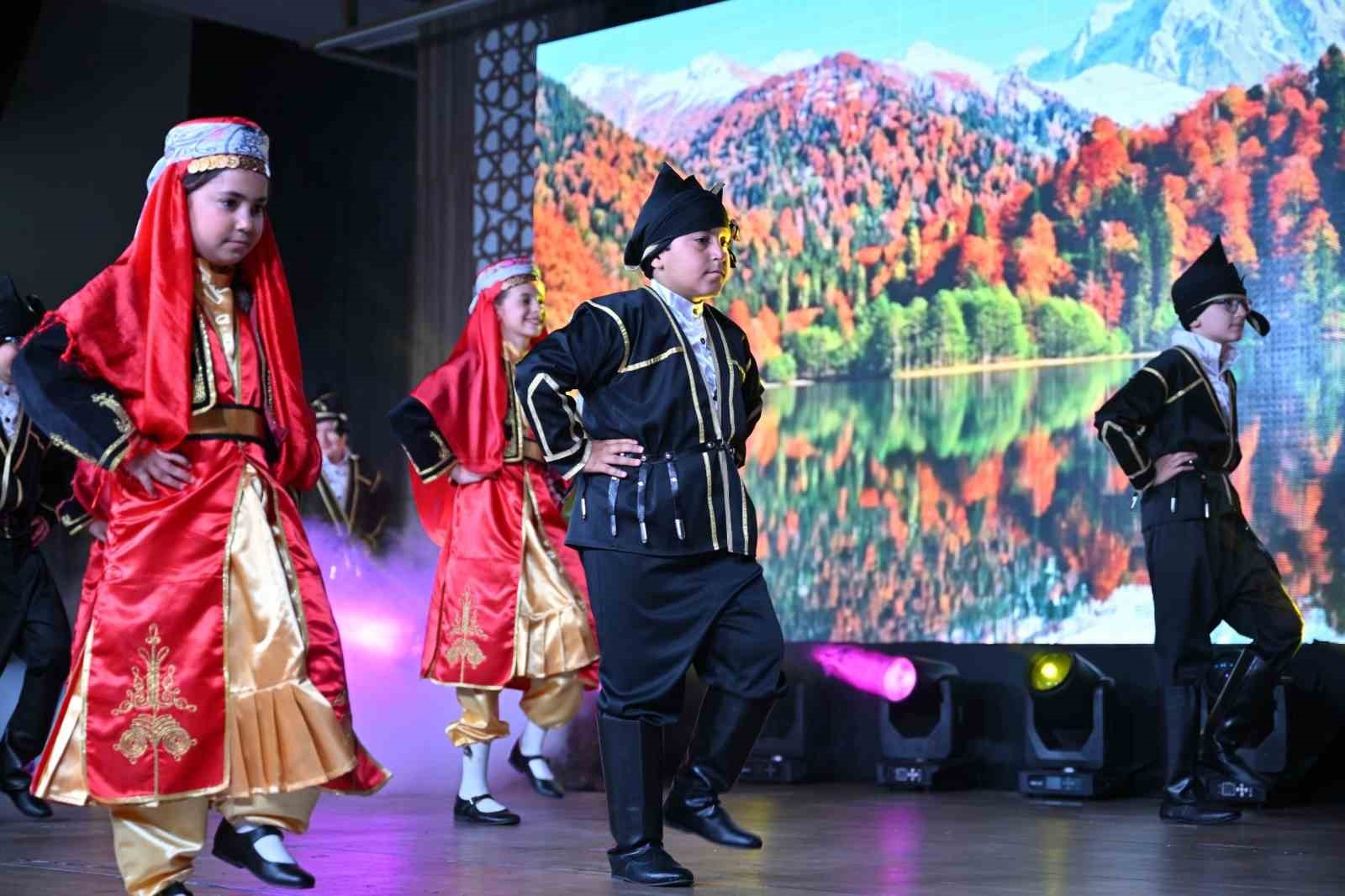 Halk dansları gala gecesi büyüledi