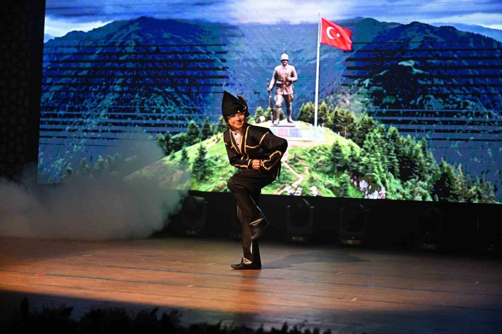 Halk dansları gala gecesi büyüledi