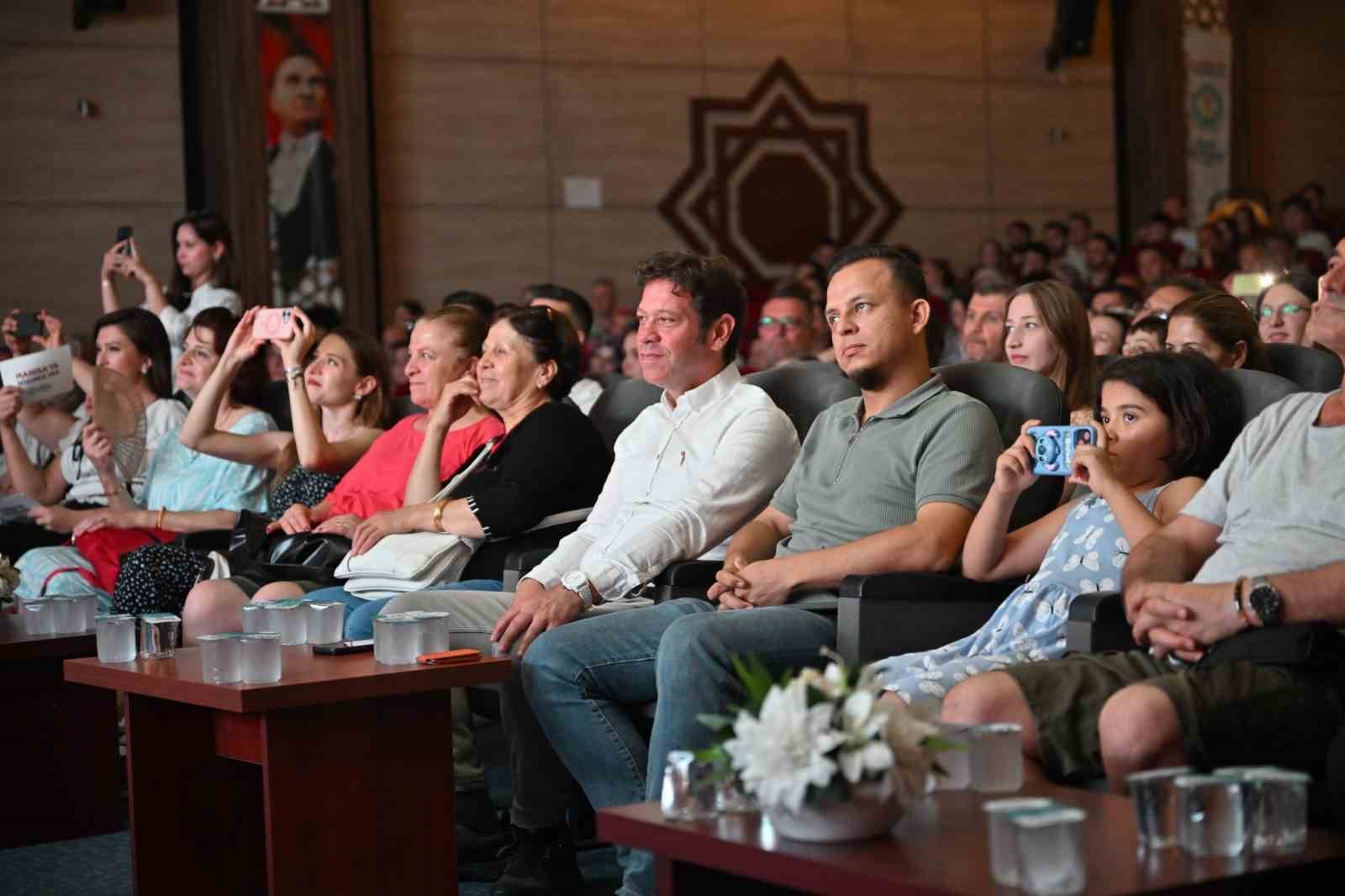 Halk dansları gala gecesi büyüledi