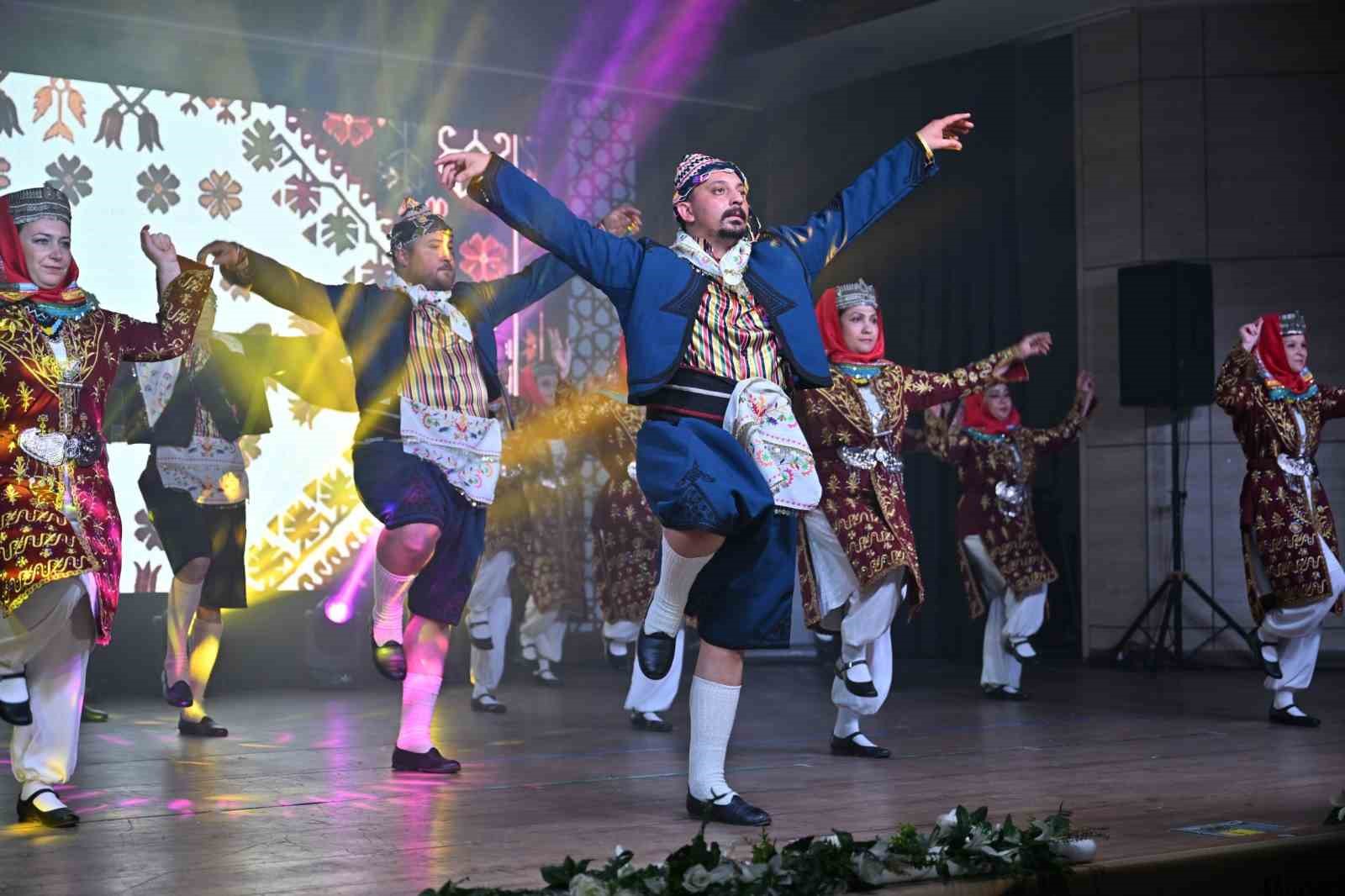 Halk dansları gala gecesi büyüledi