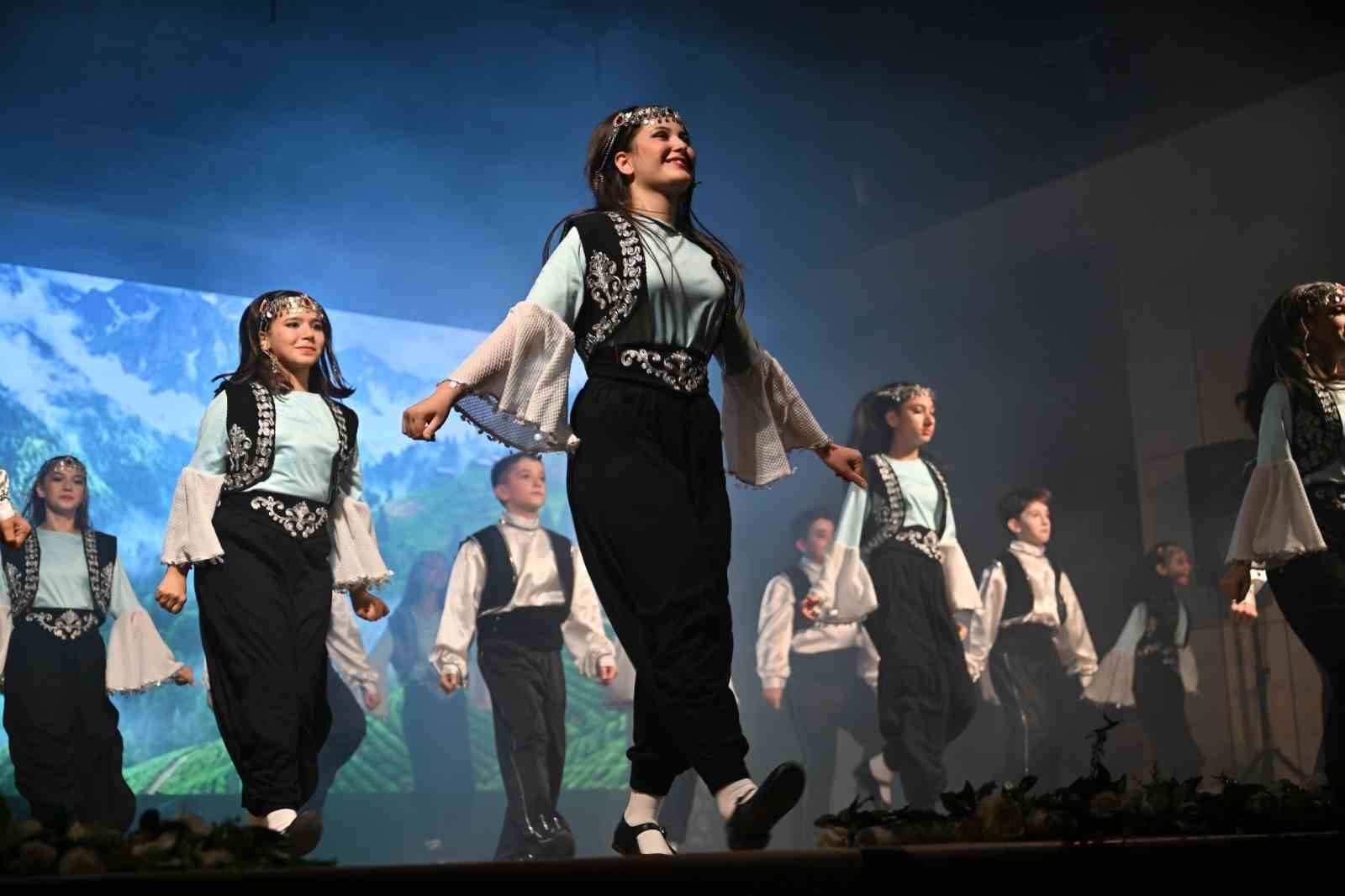 Halk dansları gala gecesi büyüledi