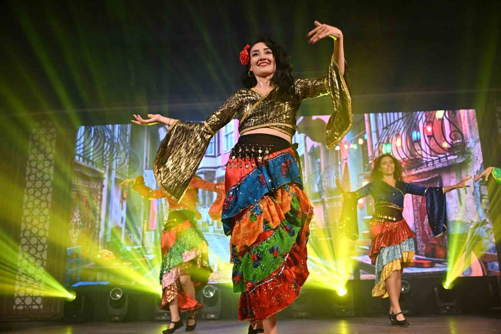 Halk dansları gala gecesi büyüledi