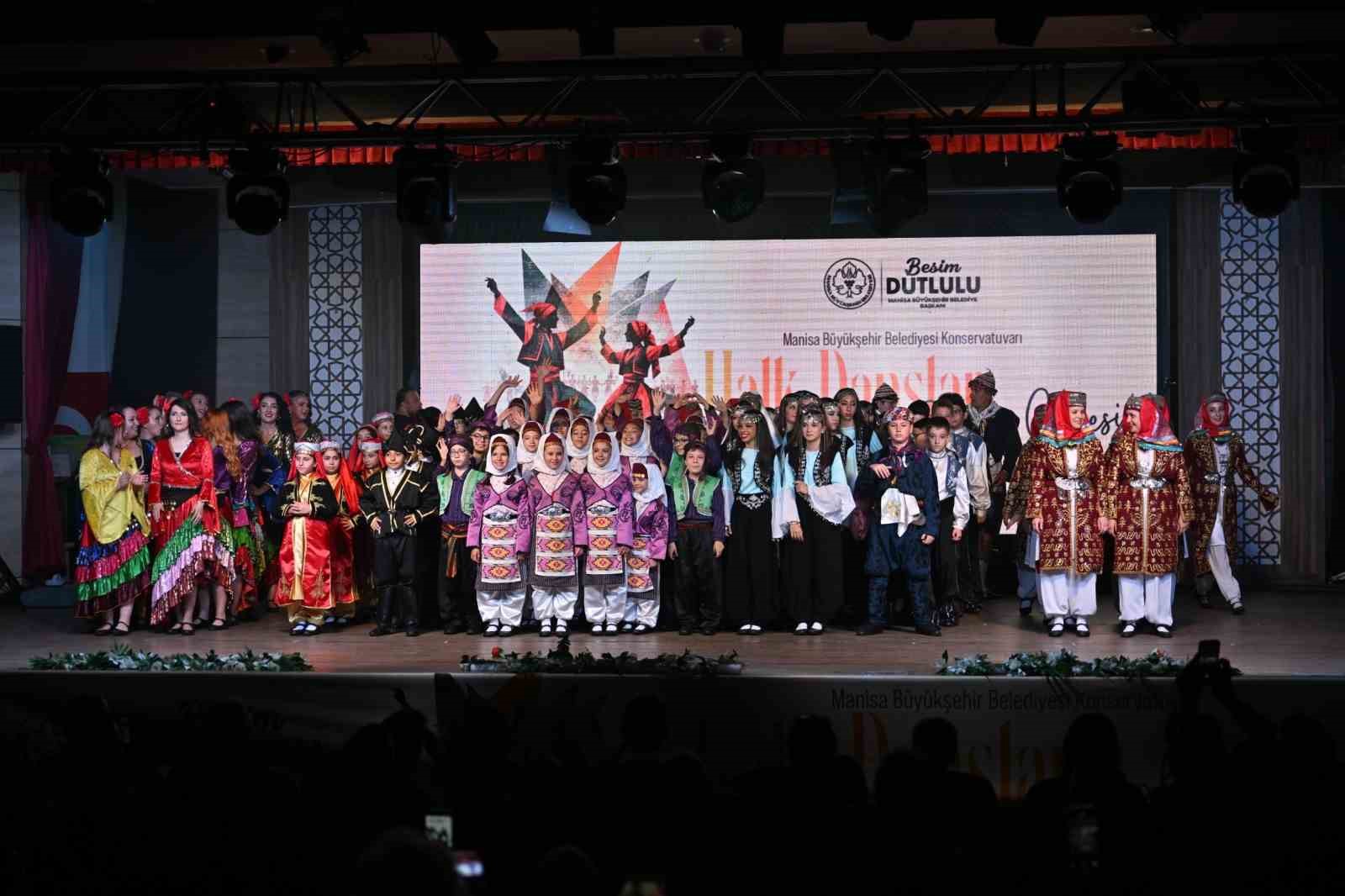 Halk dansları gala gecesi büyüledi