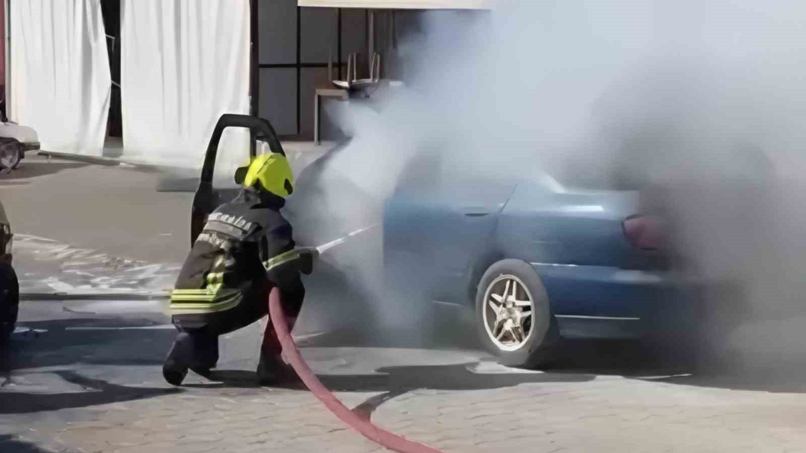 Erdemli’de otomobil yangını