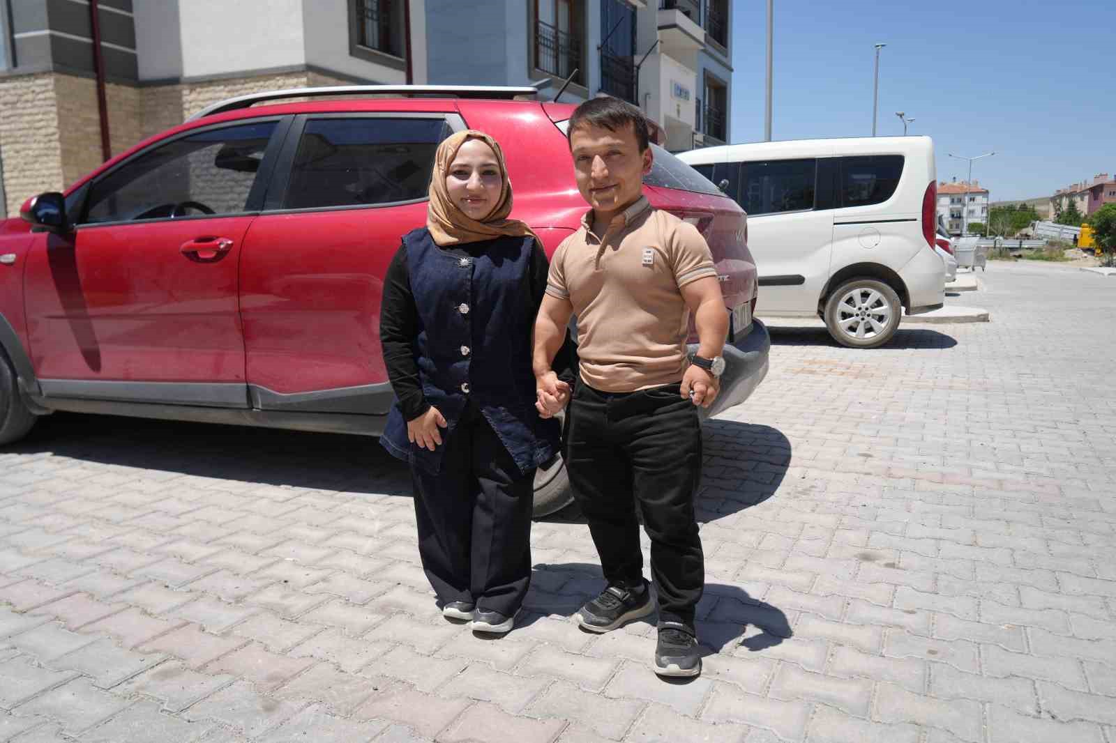 Boyları küçük, aşkları çok büyük