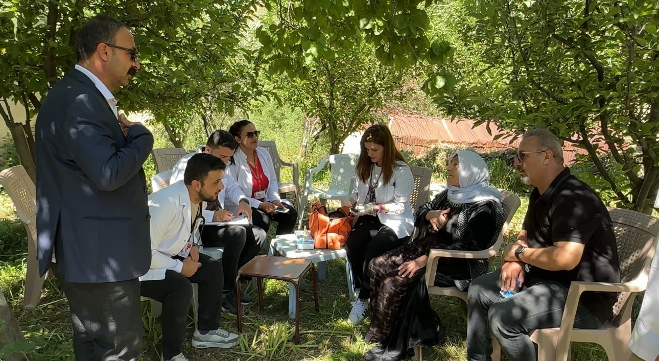 Sağlık ordusu İran sınırında kavurucu sıcağa ve sarp araziye meydan okuyor