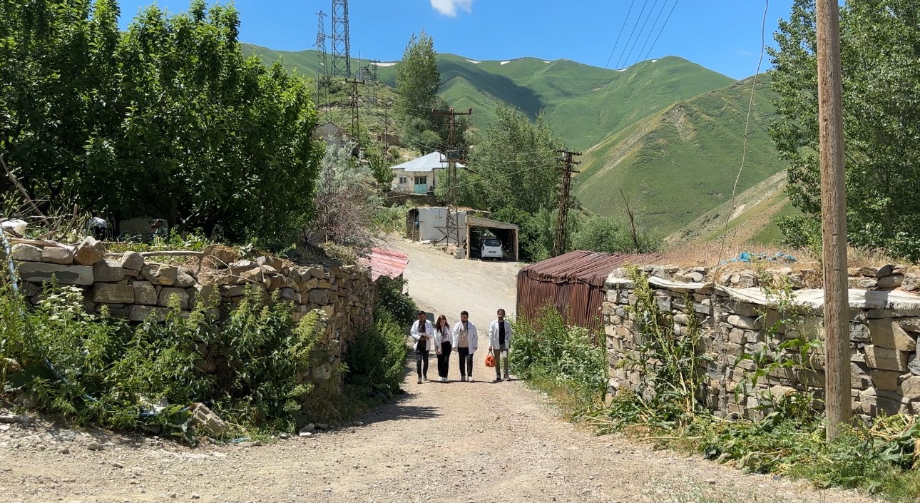 Sağlık ordusu İran sınırında kavurucu sıcağa ve sarp araziye meydan okuyor