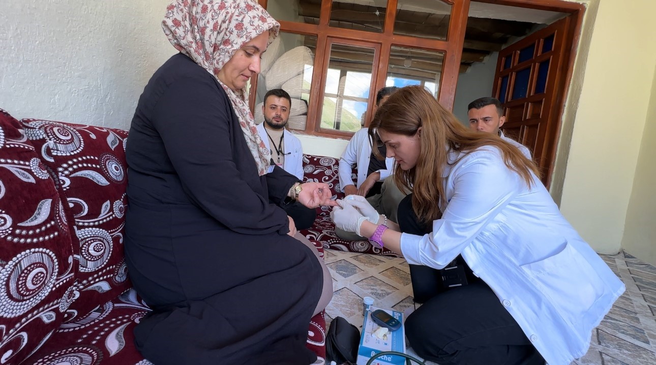 Sağlık ordusu İran sınırında kavurucu sıcağa ve sarp araziye meydan okuyor