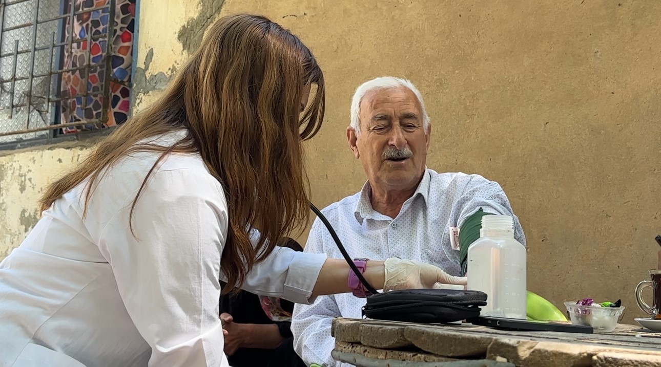 Sağlık ordusu İran sınırında kavurucu sıcağa ve sarp araziye meydan okuyor