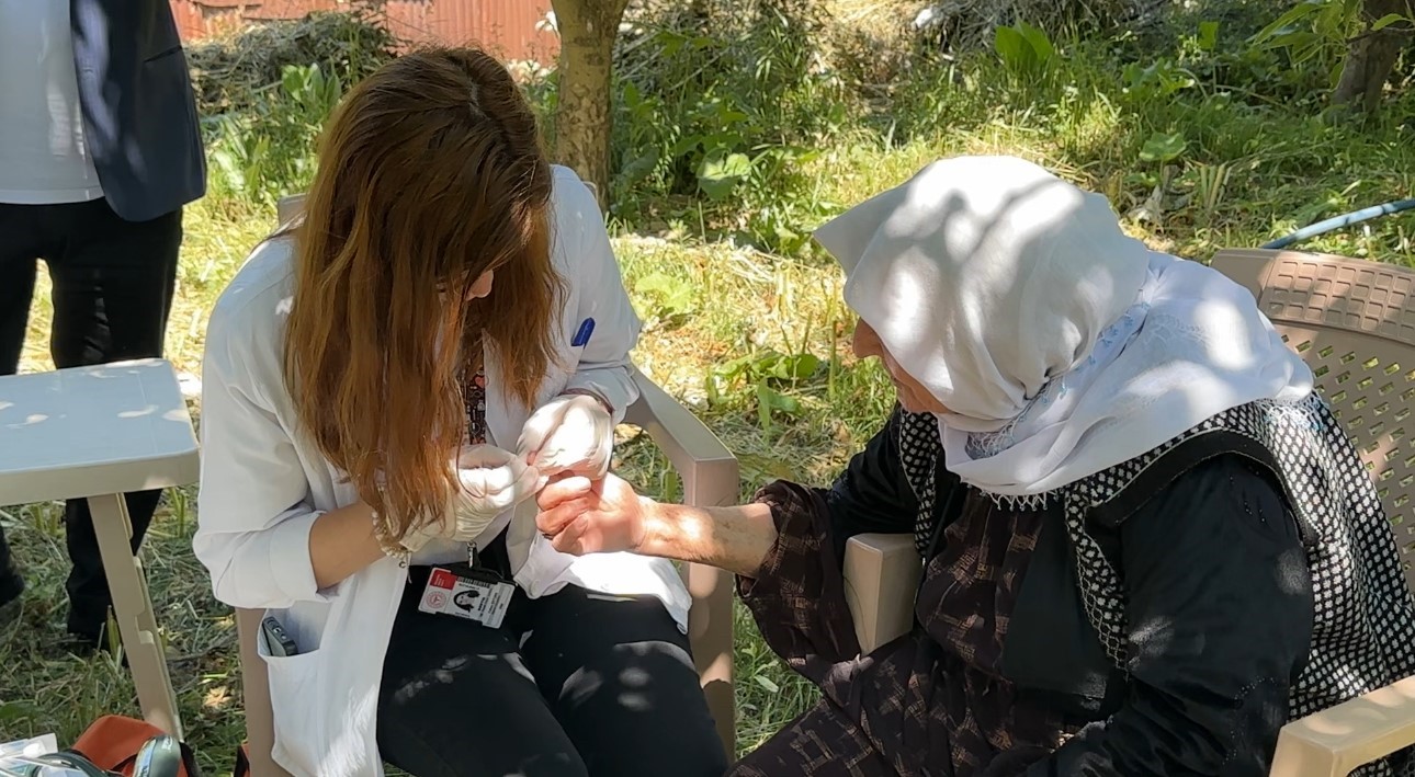 Sağlık ordusu İran sınırında kavurucu sıcağa ve sarp araziye meydan okuyor