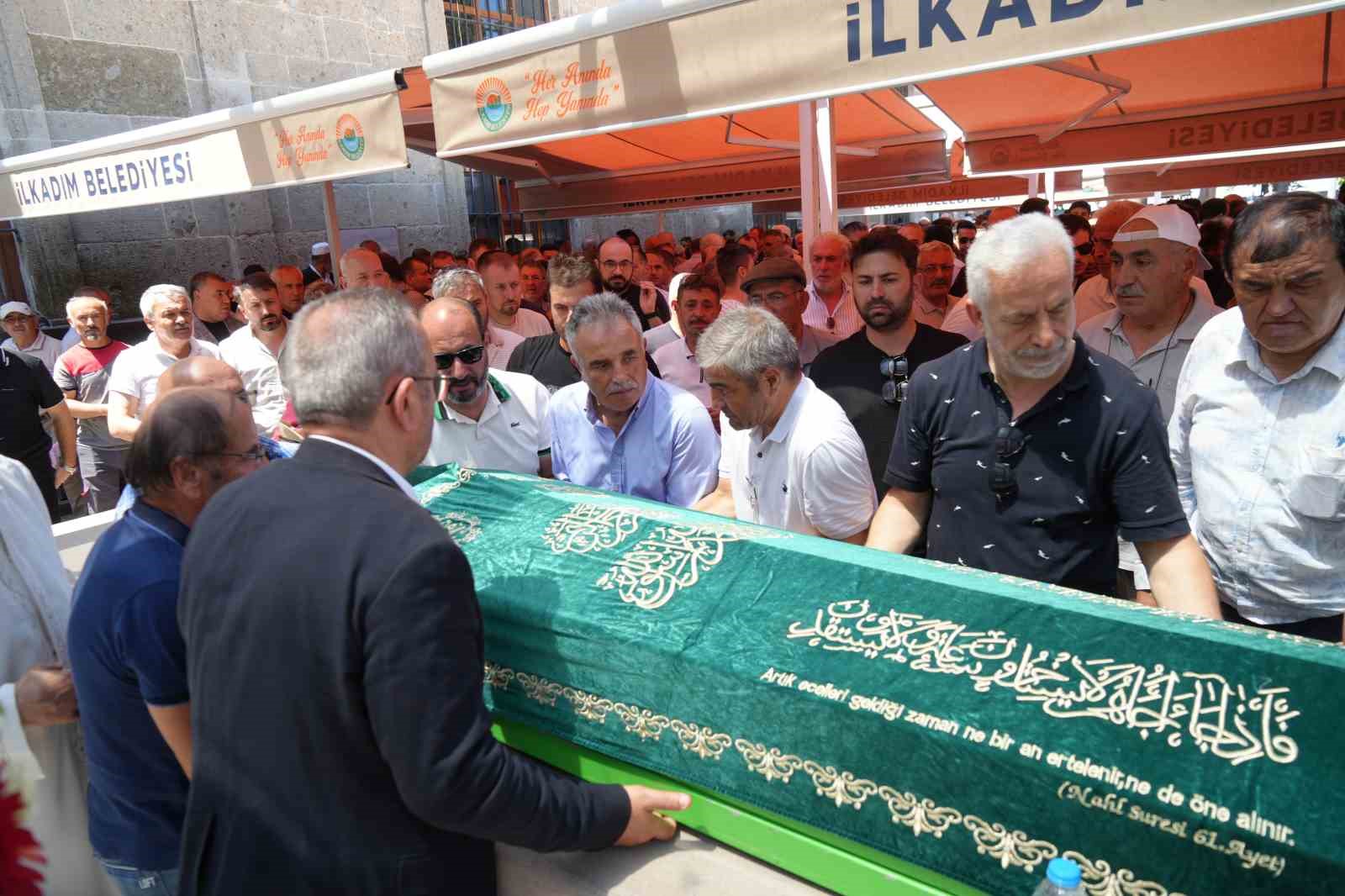 Trafik kazasında hayatını kaybeden genç motosikletçi, son yolculuğuna uğurlandı
