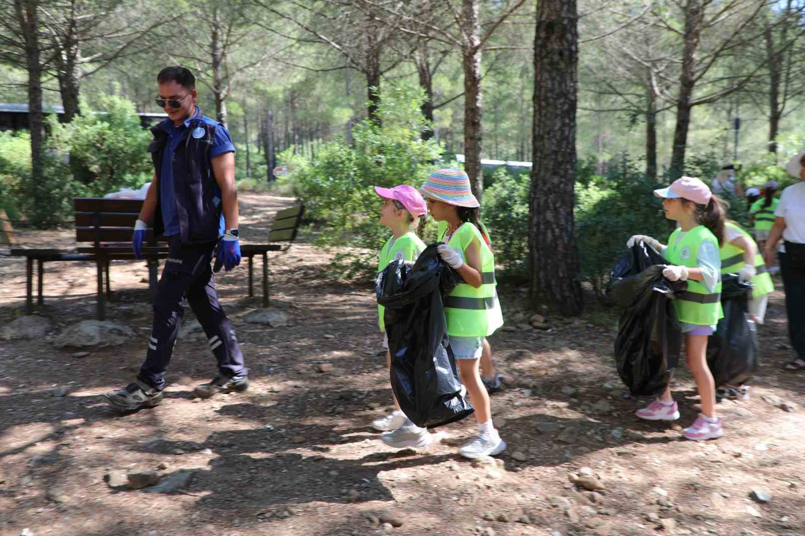 Ula Gölet’te miniklerden anlamlı temizlik etkinliği