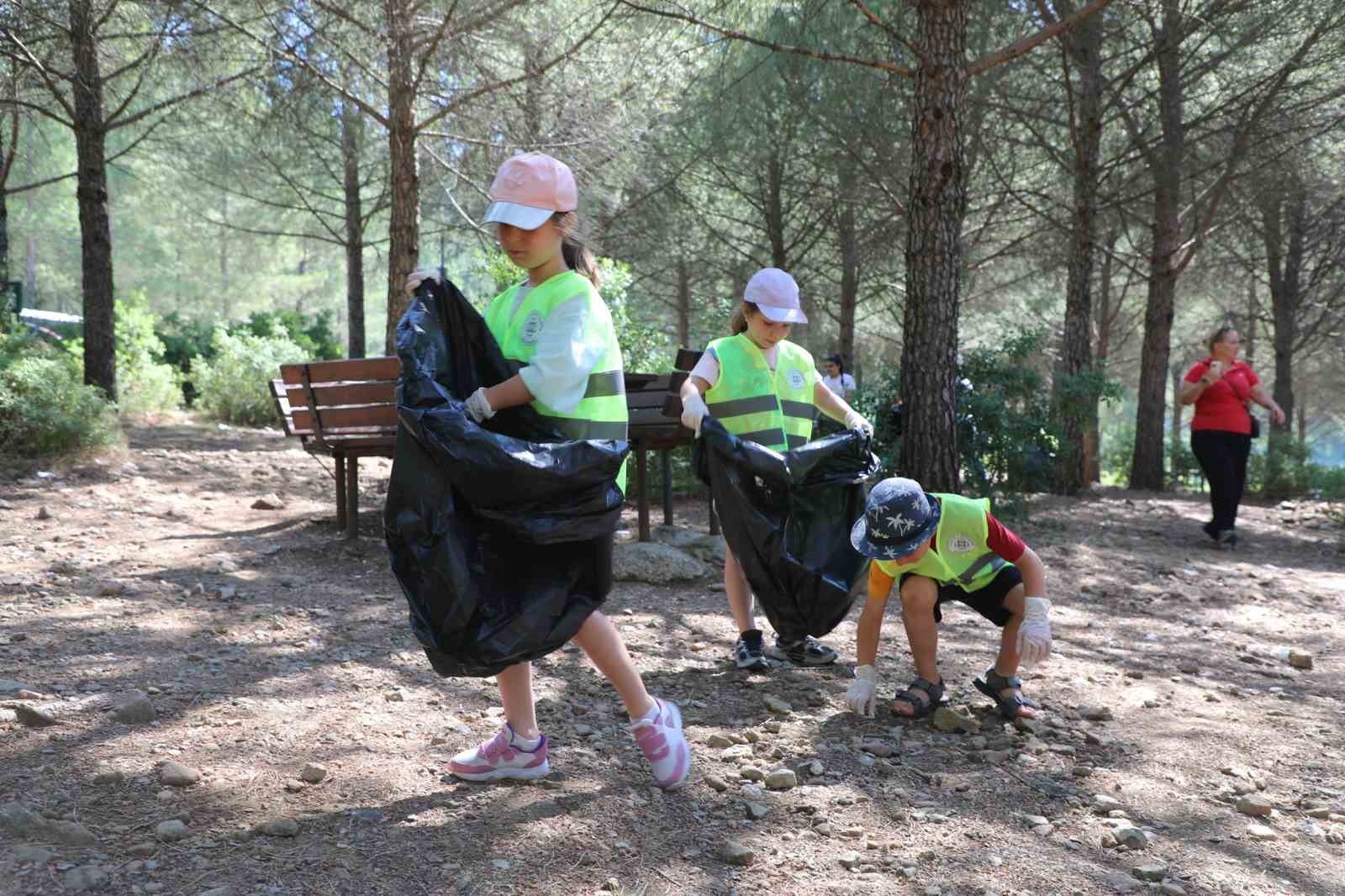 Ula Gölet’te miniklerden anlamlı temizlik etkinliği