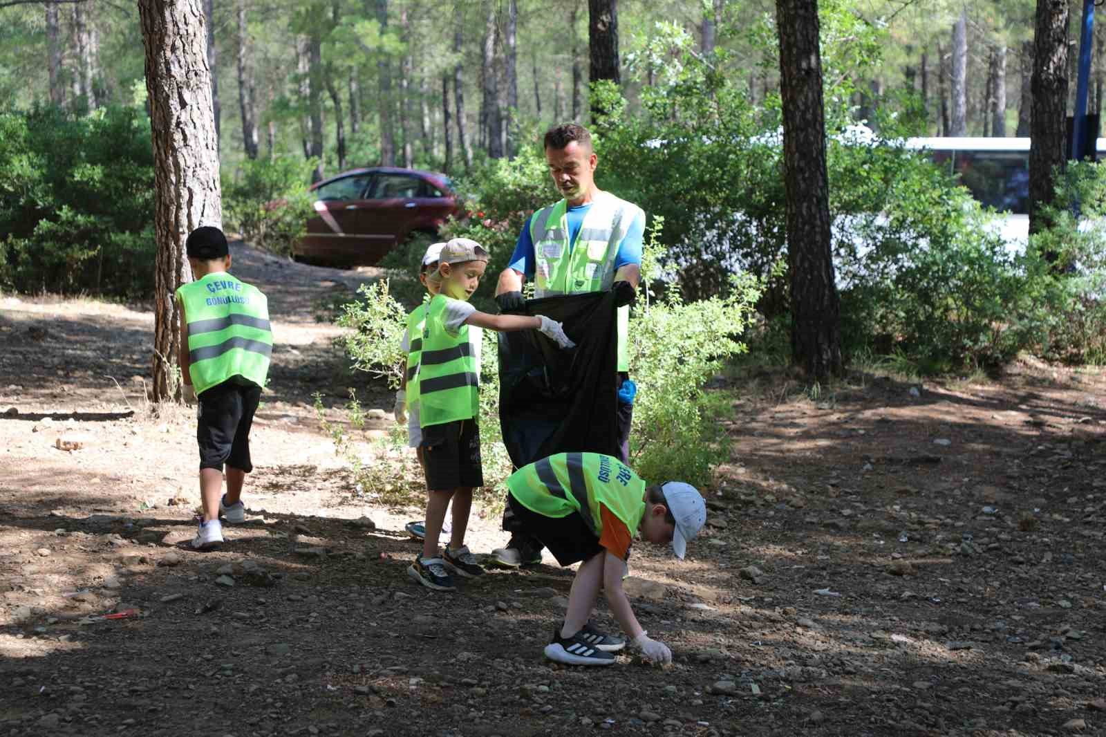 Ula Gölet’te miniklerden anlamlı temizlik etkinliği