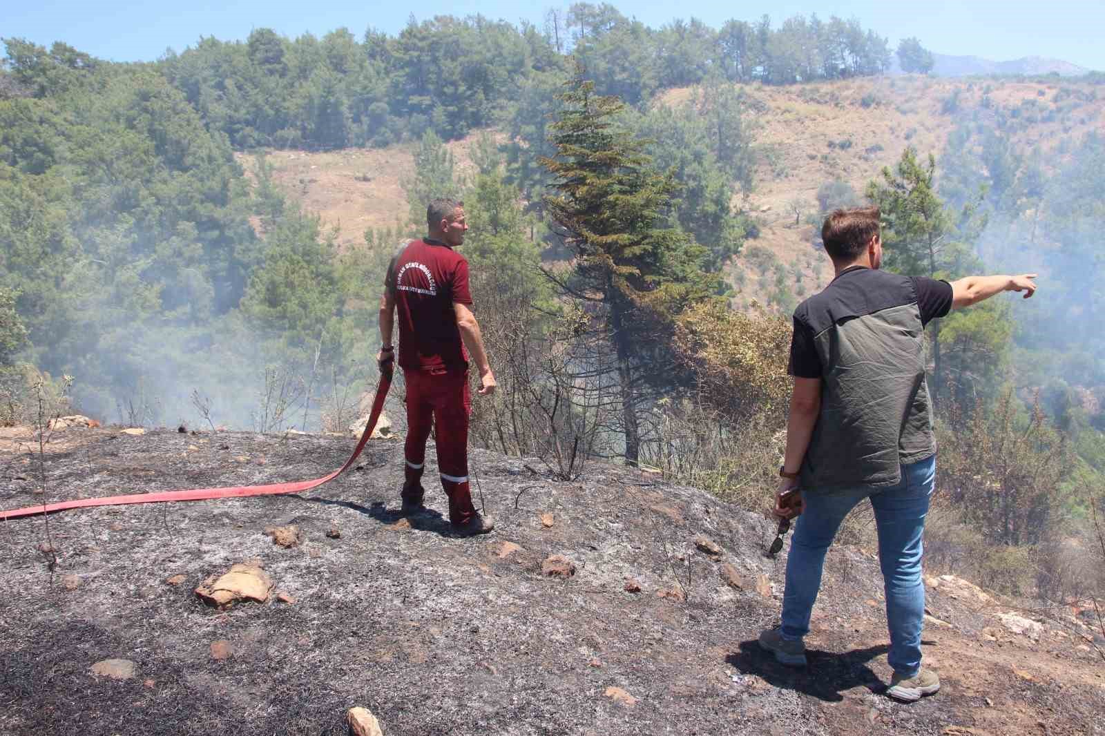 Kumluca’da makilik alanda çıkan yangın, evlere ve ormanlık alana sıçramadan söndürüldü