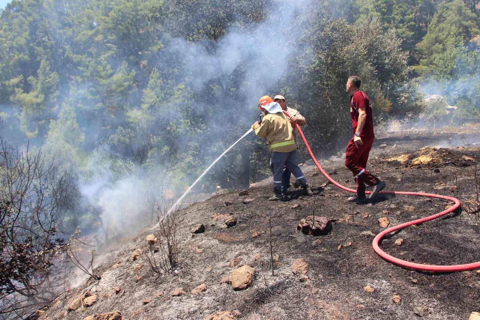 Kumluca’da makilik alanda çıkan yangın, evlere ve ormanlık alana sıçramadan söndürüldü