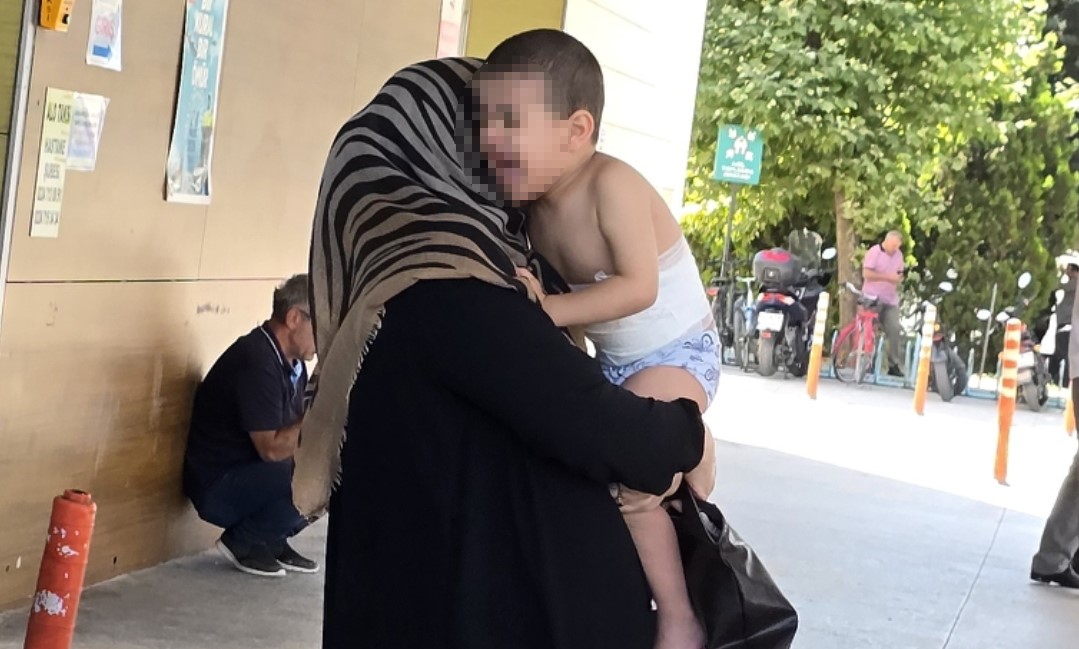 Üzerine kaynar çay dökülen çocuk hastaneye kaldırıldı
