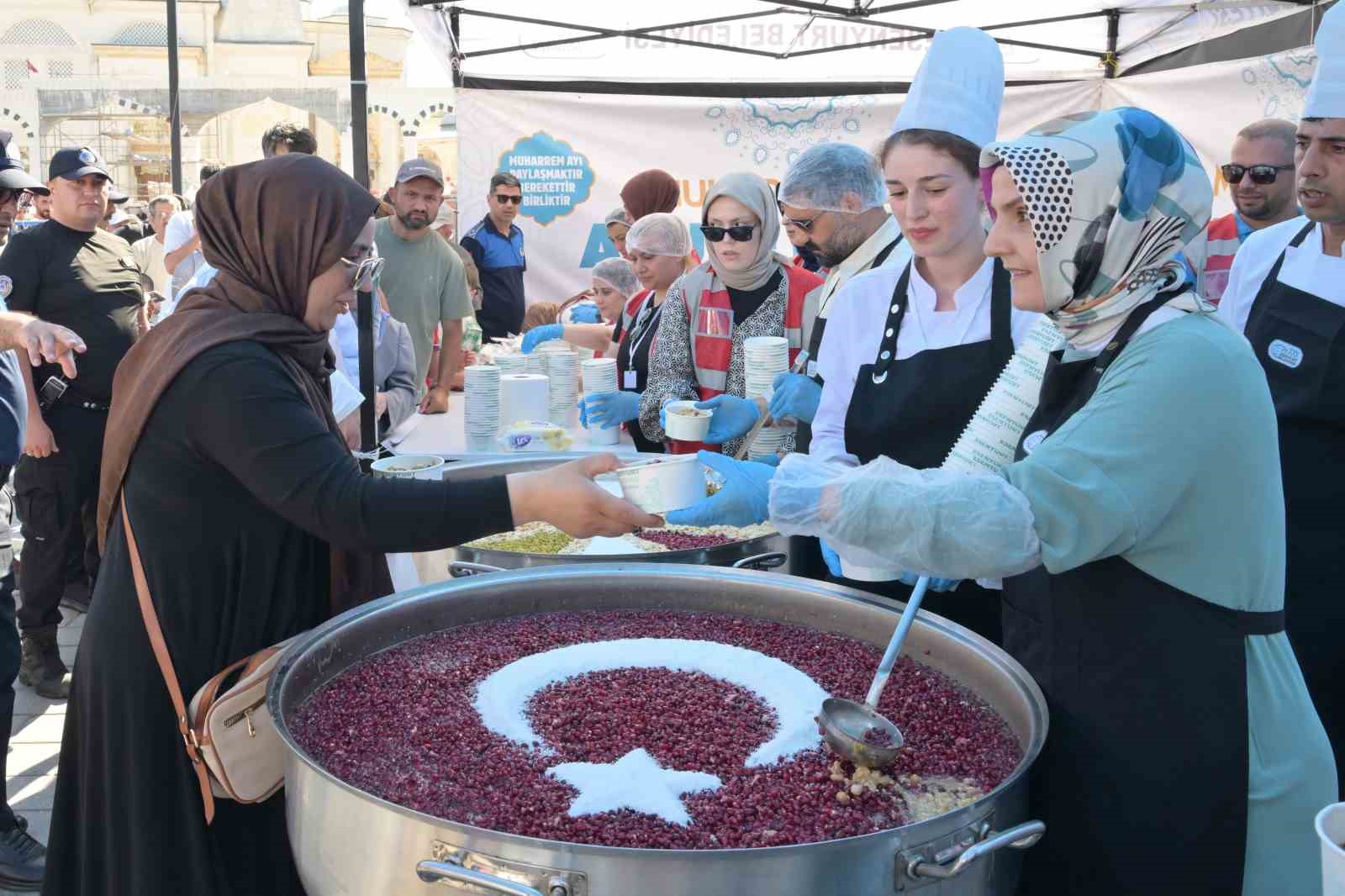 Esenyurt Belediyesinden muharrem ayında 18 bin kişiye aşure ikramı