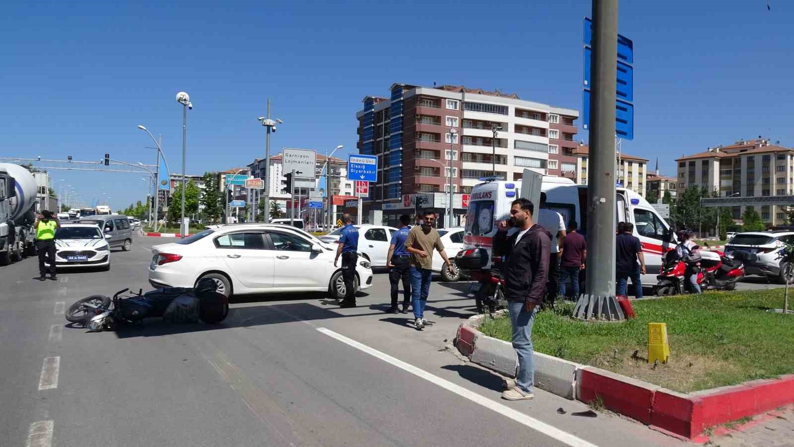 Sivil polis aracı ile motosiklet çarpıştı: 1 yaralı