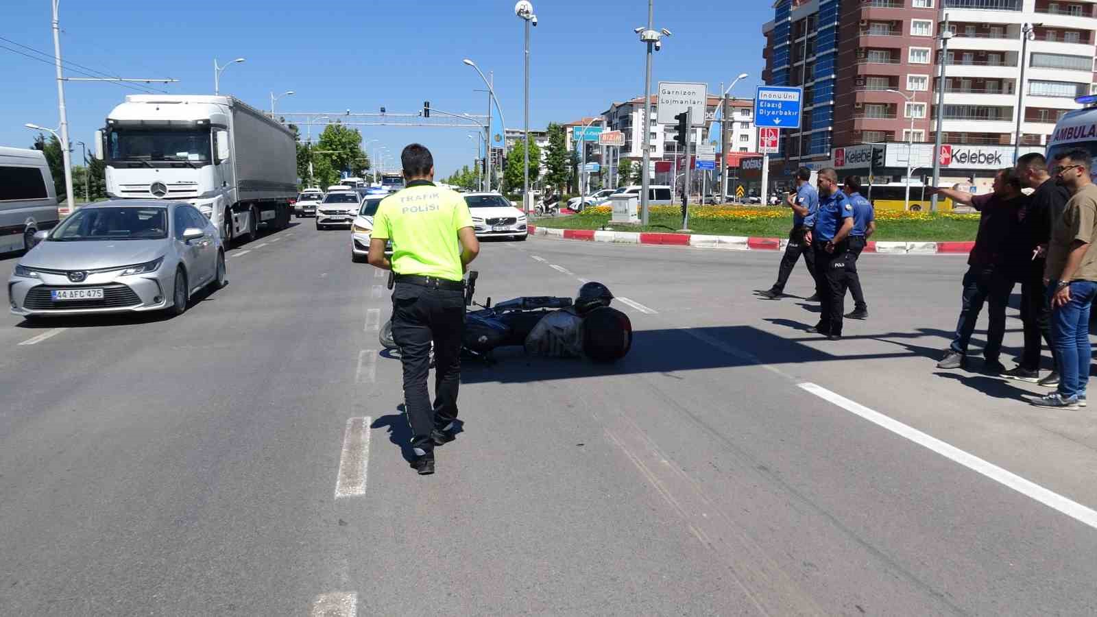 Sivil polis aracı ile motosiklet çarpıştı: 1 yaralı