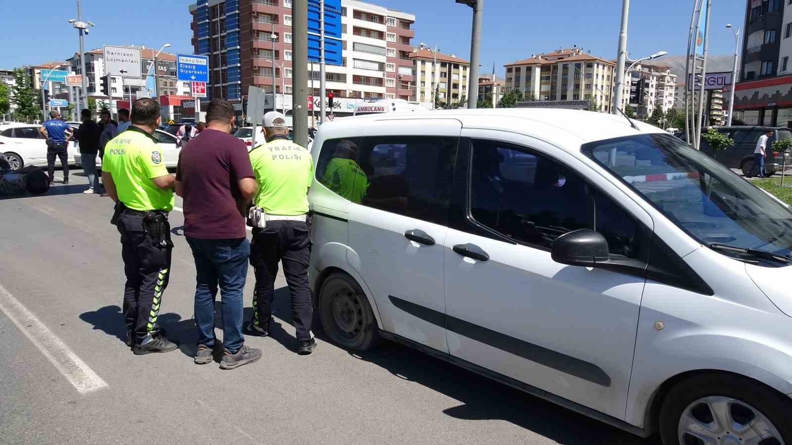 Sivil polis aracı ile motosiklet çarpıştı: 1 yaralı