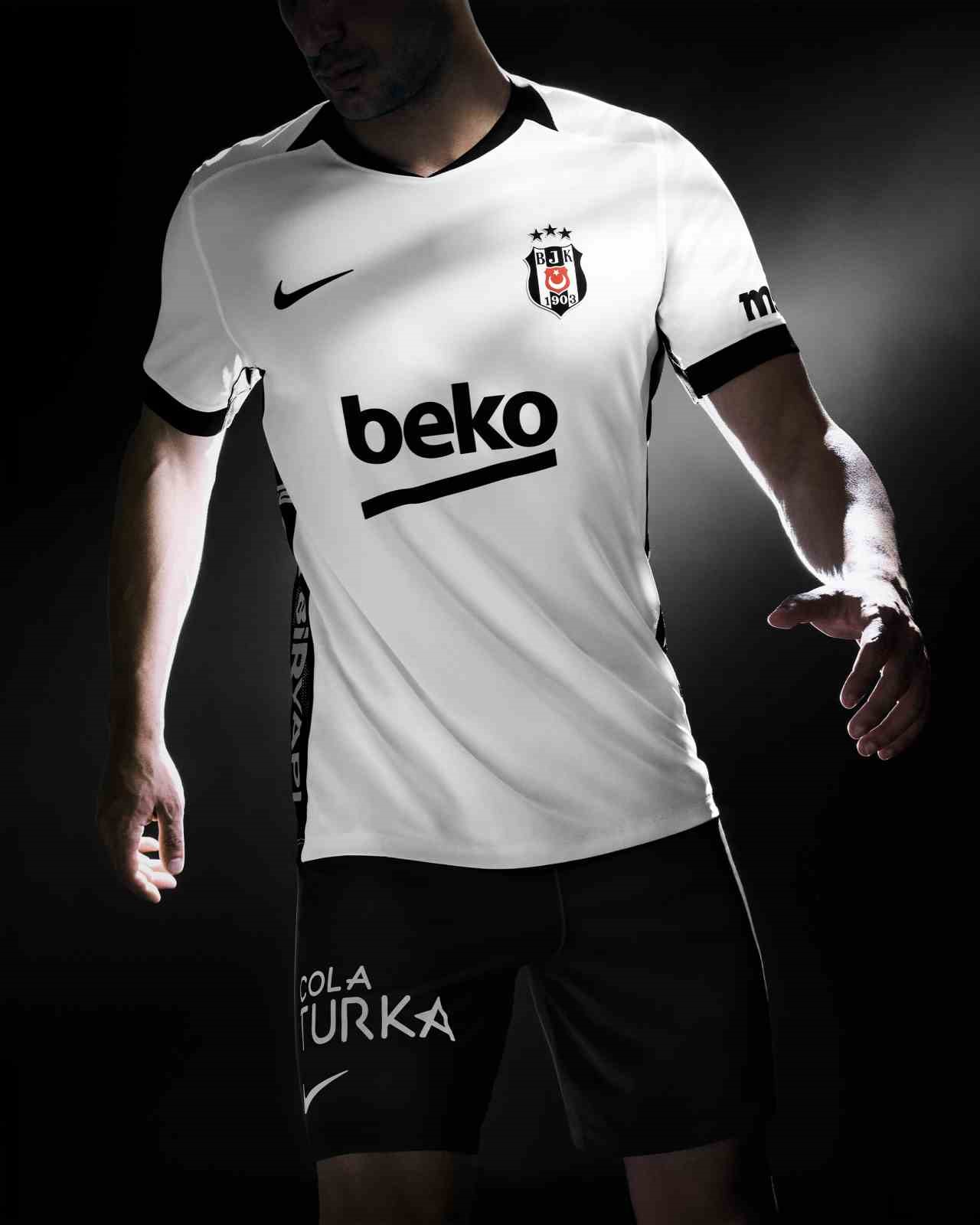 Beşiktaş’ta yeni sezon formaların tanıtımı gerçekleştirildi