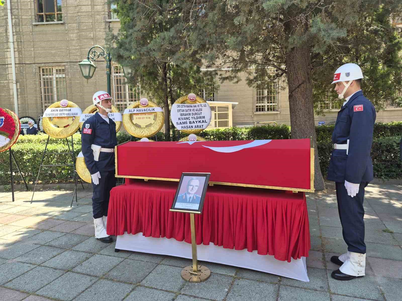 Emekli Tümgeneral Fazıl Aydınmakina son yolculuğuna uğurladı