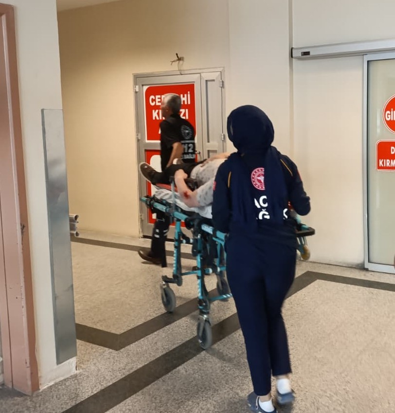 Otomobille motosiklet çarpıştı. 1 yaralı