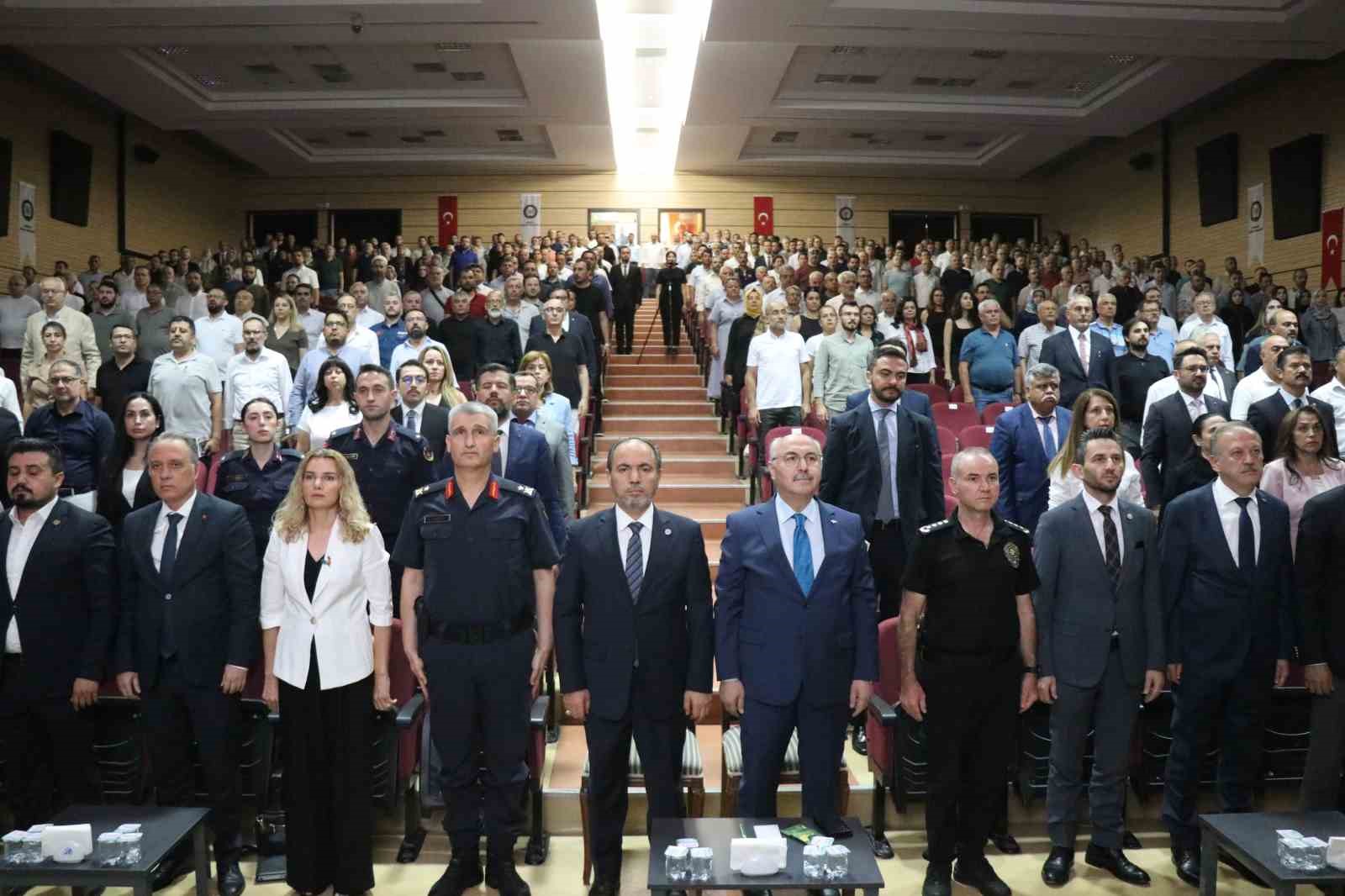 Sanal kumar tehlikesine dikkat çeken Vali Köşger: "Benim hanımı bile kumar bağımlısı yapacaklar"