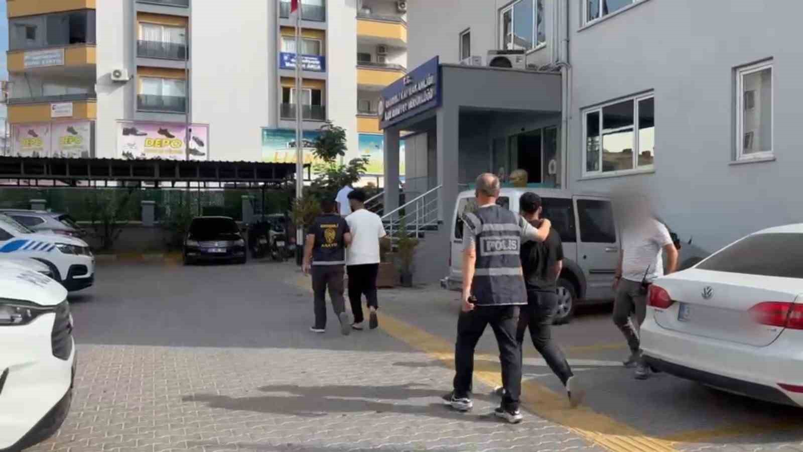 Altın zincir gasp eden şüpheliler yakalandı: 5 tutuklama