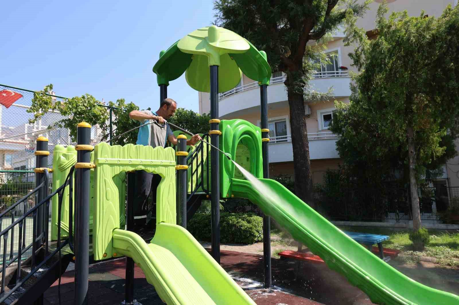 Marmaris’te temizlik çalışmaları sürüyor