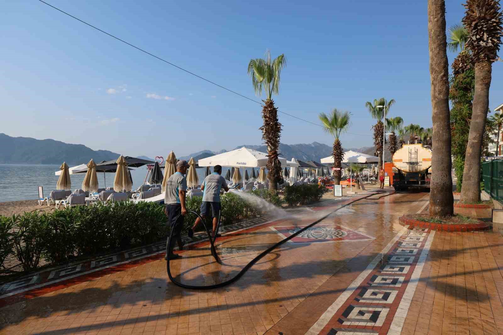 Marmaris’te temizlik çalışmaları sürüyor
