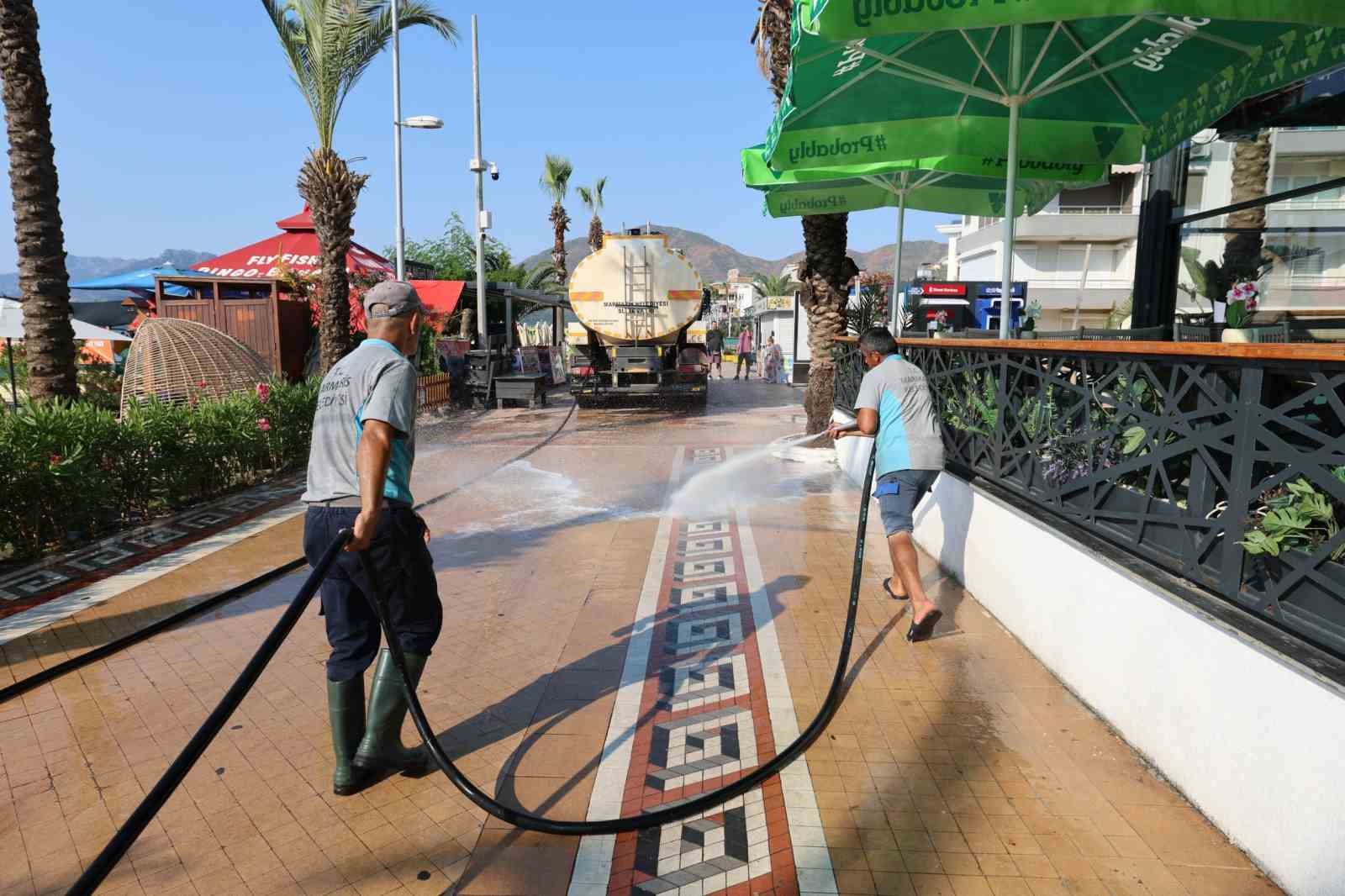 Marmaris’te temizlik çalışmaları sürüyor