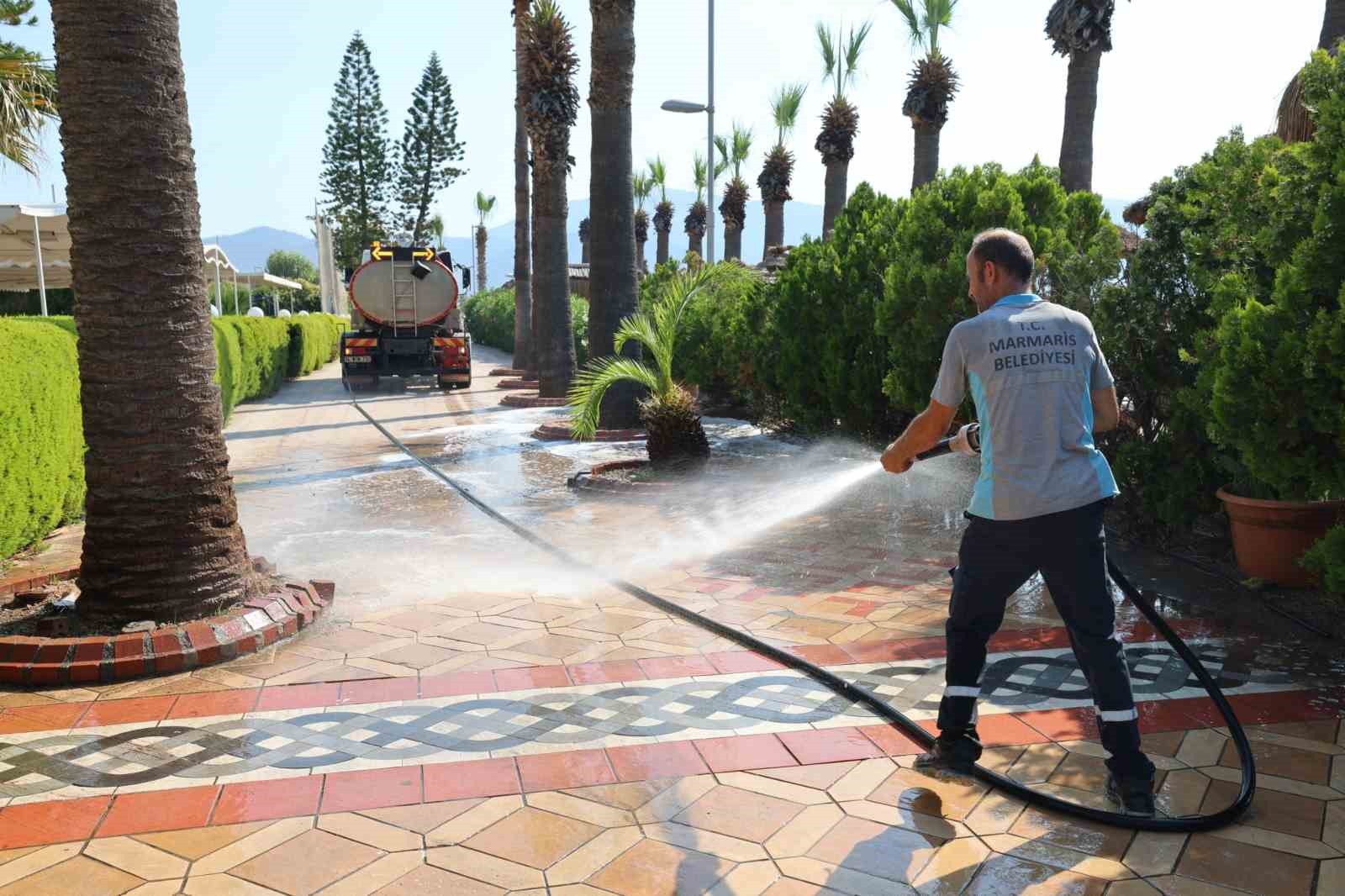 Marmaris’te temizlik çalışmaları sürüyor