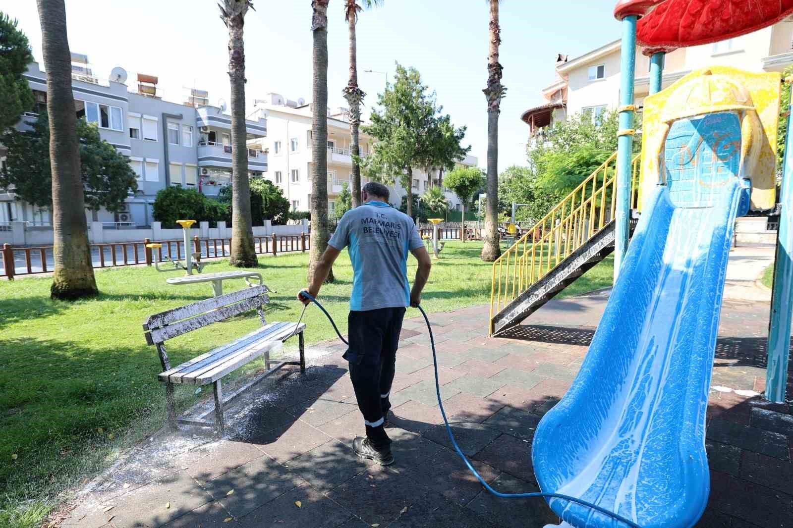 Marmaris’te temizlik çalışmaları sürüyor