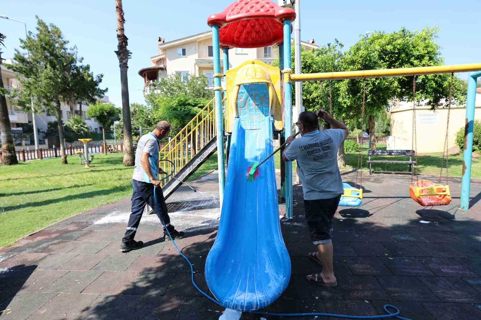 Marmaris’te temizlik çalışmaları sürüyor