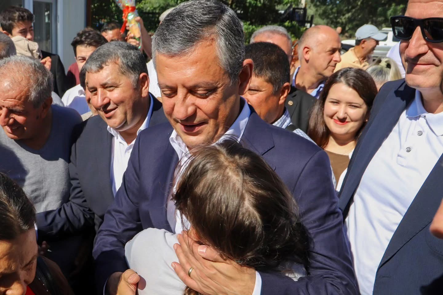 Özgür Özel Bayındır’da üreticilerle buluştu