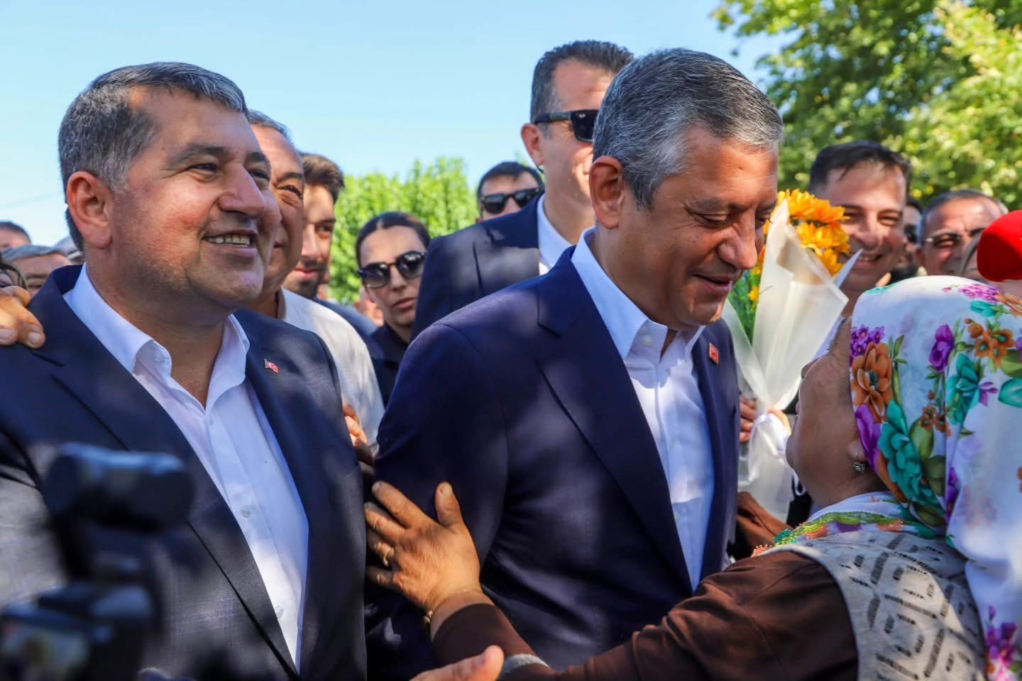 Özgür Özel Bayındır’da üreticilerle buluştu
