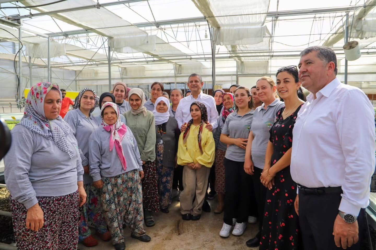 Özgür Özel Bayındır’da üreticilerle buluştu