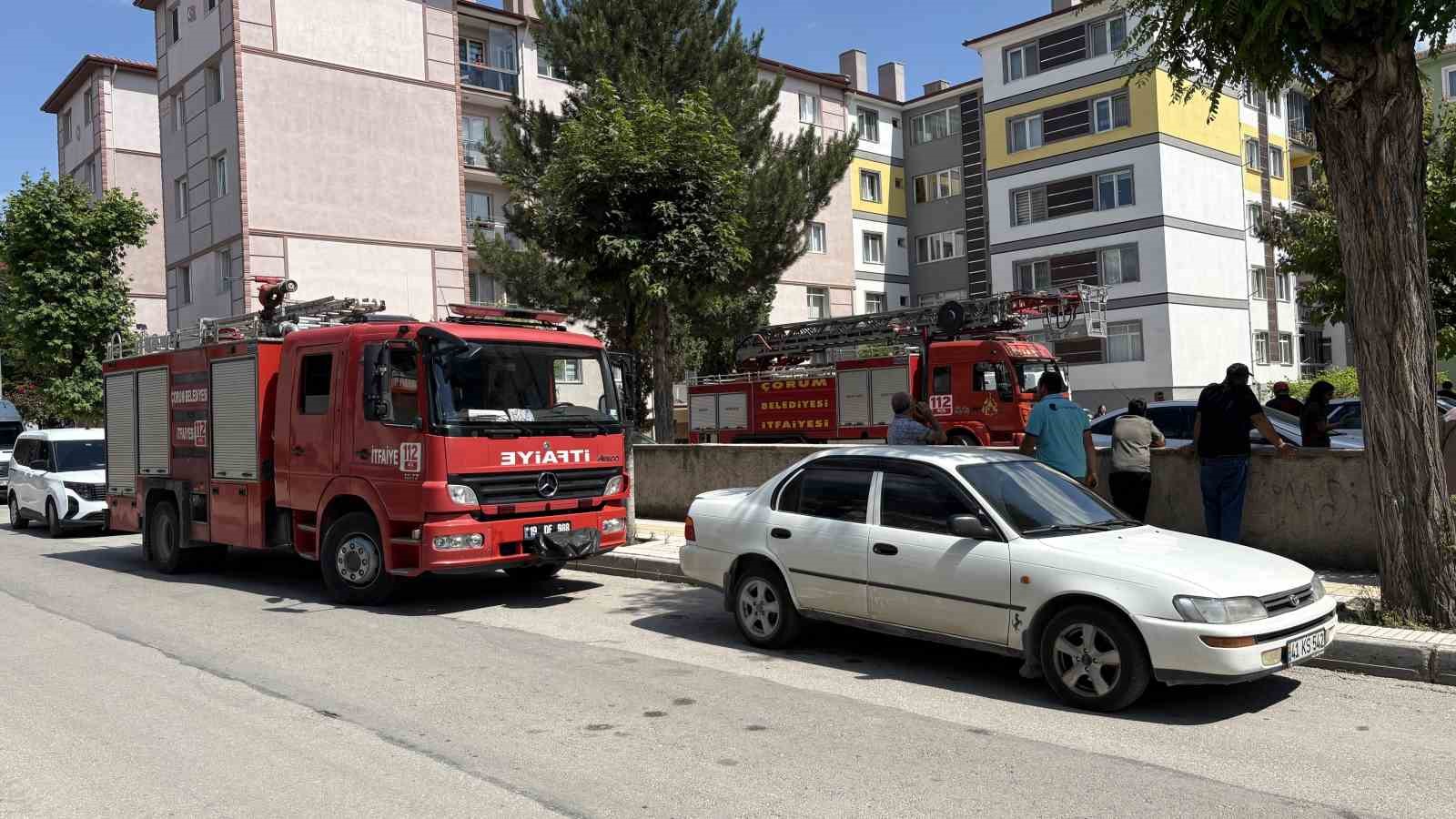 Çorum’da intihar girişiminde bulunan şahsın atlamasını polis önledi