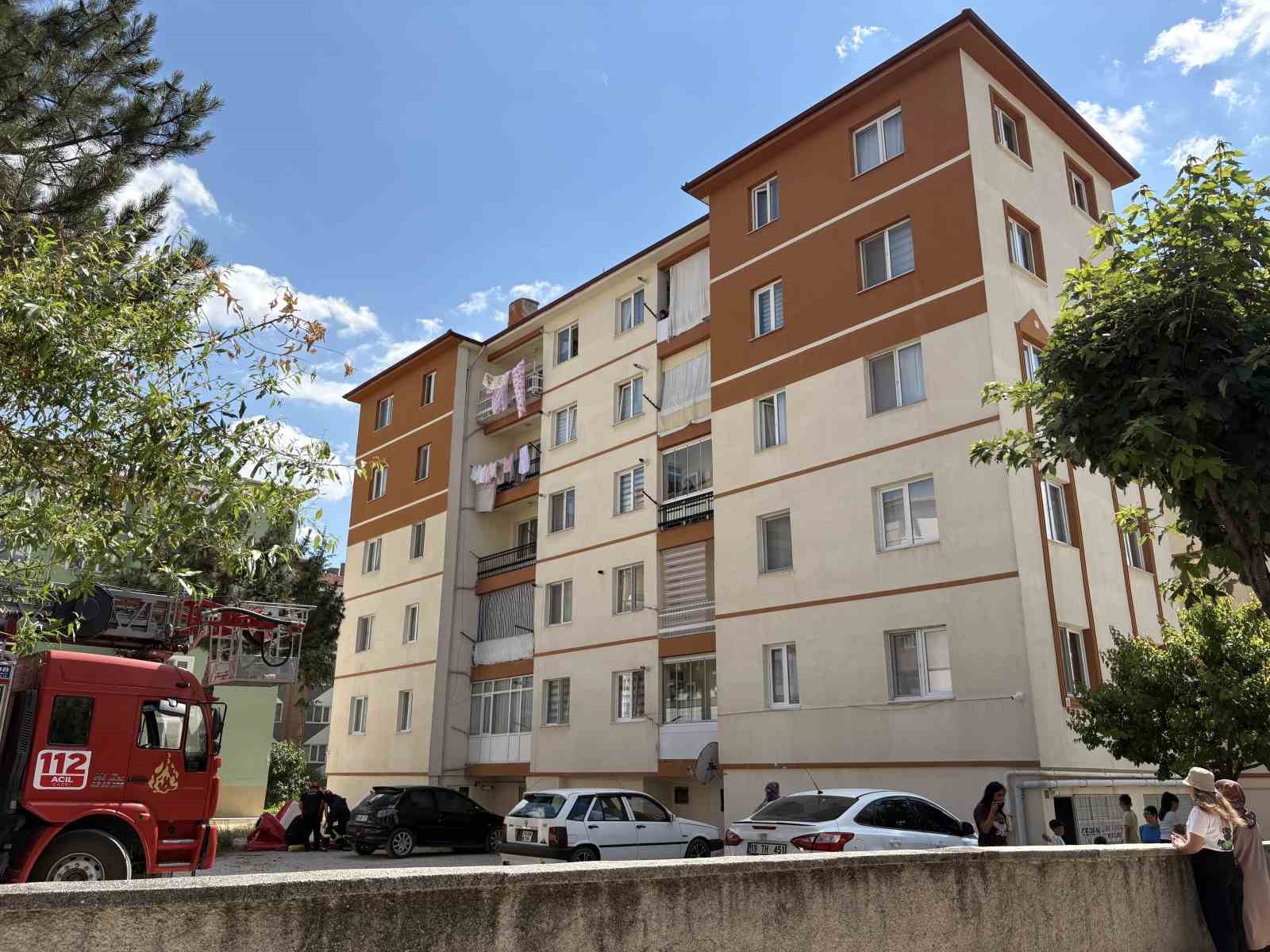 Çorum’da intihar girişiminde bulunan şahsın atlamasını polis önledi