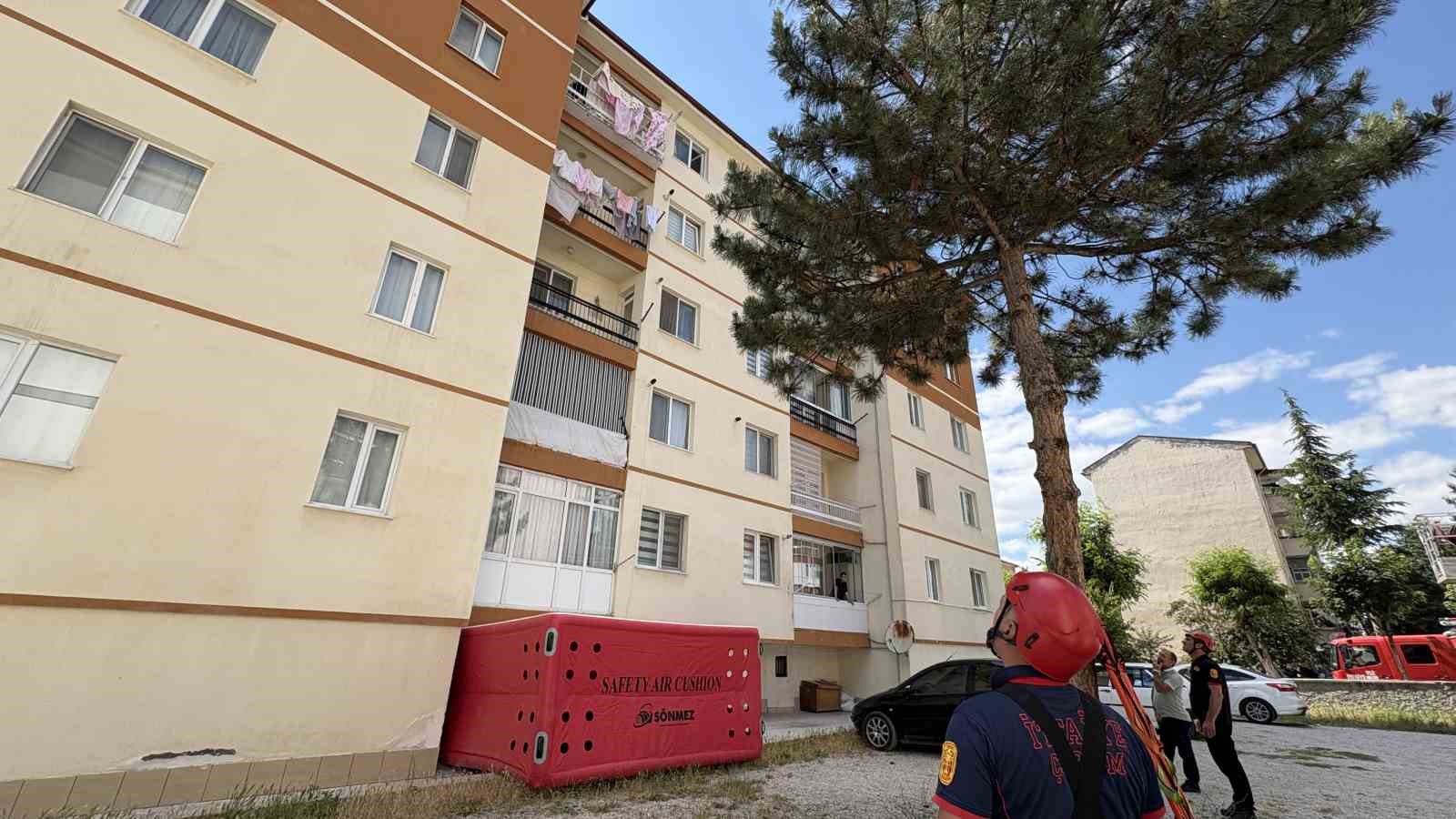 Çorum’da intihar girişiminde bulunan şahsın atlamasını polis önledi