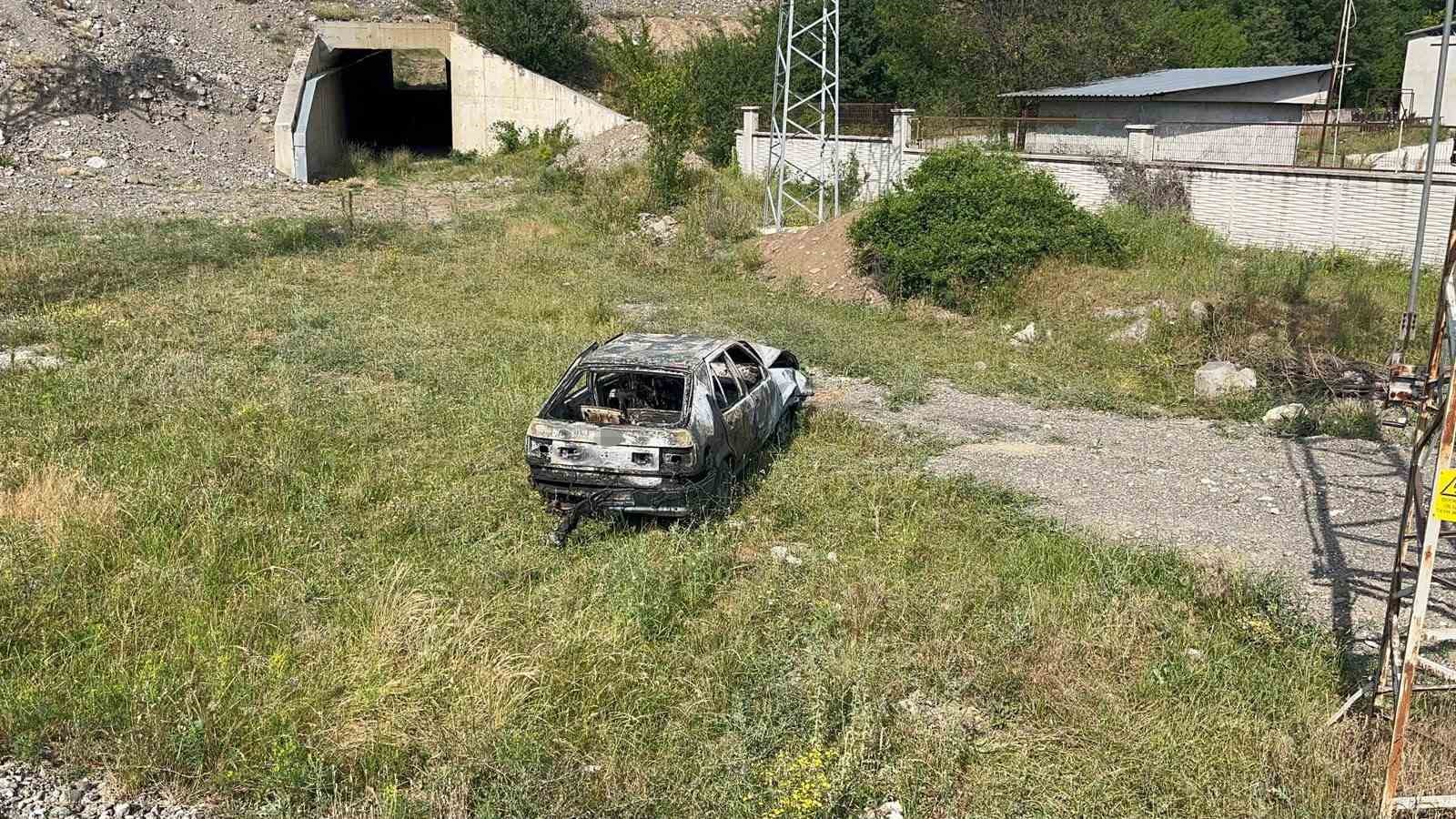 Kastamonu’da kamyonetle çarpışan otomobil yandı