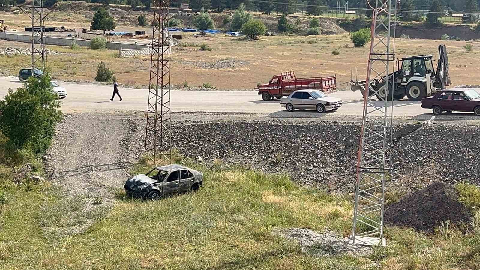 Kastamonu’da kamyonetle çarpışan otomobil yandı