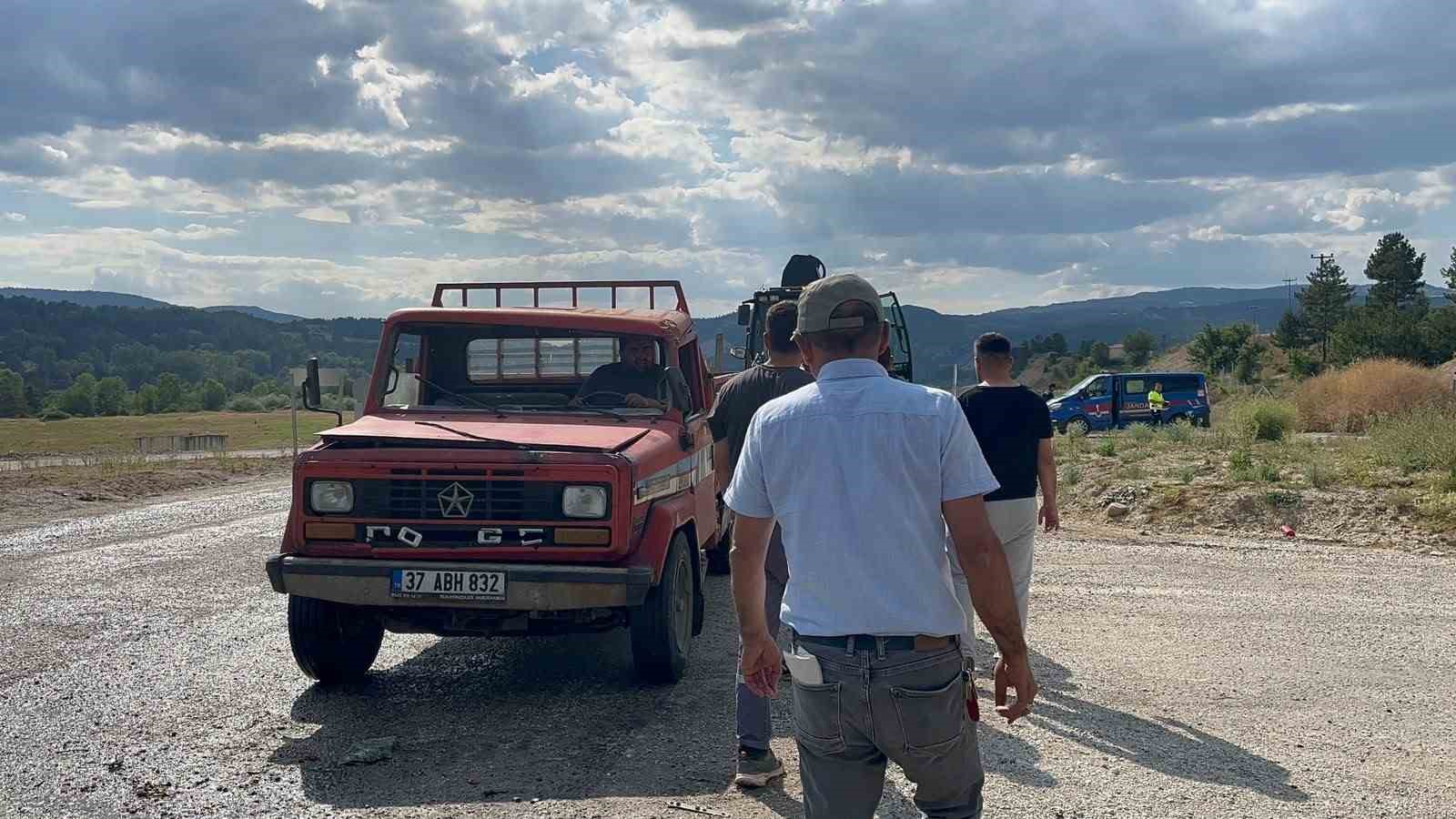 Kastamonu’da kamyonetle çarpışan otomobil yandı